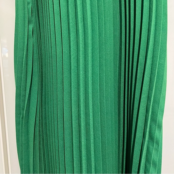 FREE 🍀 Zara Pleated Kelly Green Midi Dress - Picture 5 of 15